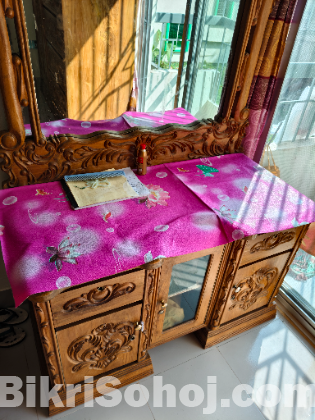 ড্রেসিং টেবিল